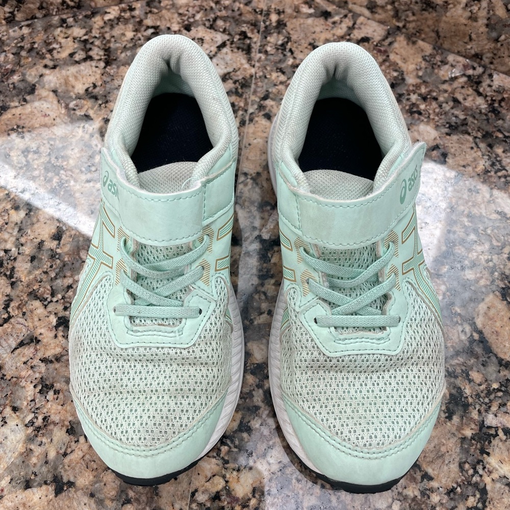Girls kids ASICS Running shoes size 2.5